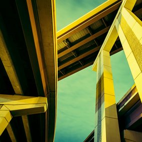 Blick von unten auf sich kreuzende Brücken in verfremdeten Farben.