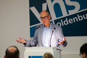 Andreas Gögel begrüßt die Gäste der Ausstellungseröffnung.