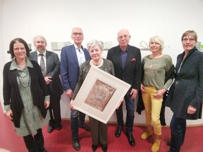 Sabine Kortenhaus mit Lidia Crainic, Geschäftsführer Andreas Gögel, Melanie Wichering (Bildungsmanagement Kunst & Kultur, VHS) und Vertreter*innen des BBK Oldenburg und Freundeskreis des BBK Oldenburg. Bild: VHS Oldenburg.