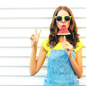 Bild: rohappy - stock.adobe.com Eine Frau ist ein Wassereis und zeigt das Peace-Zeichen