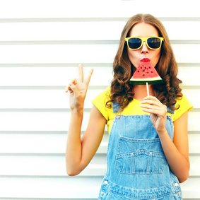 Bild: rohappy - stock.adobe.com Eine Frau ist ein Wassereis und zeigt das Peace-Zeichen