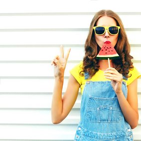 Bild: rohappy - stock.adobe.com Eine Frau ist ein Wassereis und zeigt das Peace-Zeichen