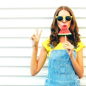 Bild: rohappy - stock.adobe.com Eine Frau ist ein Wassereis und zeigt das Peace-Zeichen