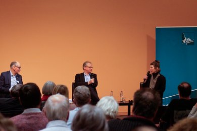 Das Podium im Gespräch. Bild: VHS Oldenburg