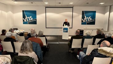 Michael Kraske bei seinem Vortrag. Bild: VHS Oldenburg