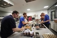 Zum Abschluss genießen die Läufer*innen ein gemeinsames Frühstück.  Bild: Eiko Braatz.