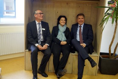 Andreas Gögel, Dr. Carola Reimann und Jürgen Krogmann in einem Stadtkorb der Oldenburger Jugendwerkstatt. Bild: VHS Oldenburg.