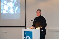 VHS-Geschäftsführerin Sarah Orlowski begrüßt die Gäste.