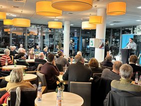 Das Publikum der Talkrunde während des Impulsvortrags.