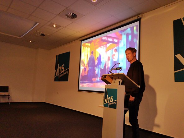 Volker Kunkel führt in seine Ausstellung ein. Bild: VHS Oldenburg.