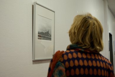 Gäste in der Ausstellung. Bild: VHS Oldenburg
