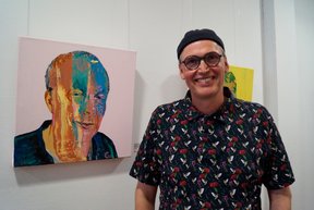 Bild: VHS Oldenburg Christian Gloystein in der Ausstellung. Bild: VHS Oldenburg