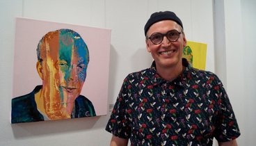 Christian Gloystein in der Ausstellung. Bild: VHS Oldenburg