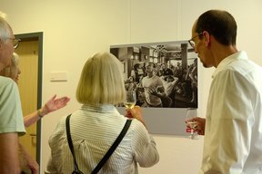 Bild: VHS Oldenburg Dr. Christian Wilbers im Gespräch mit Gästen vor einem der Bilder