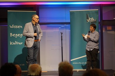 Andreas Gögel und Annika Blanke begrüßen das Publikum.