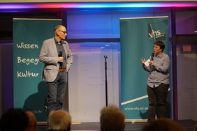 Bild: VHS Oldenburg Andreas Gögel und Annika Blanke begrüßen das Publikum.