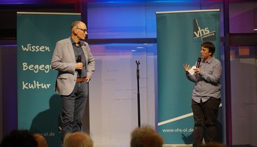 Andreas Gögel und Annika Blanke begrüßen das Publikum.