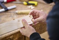 Bau eines Holzkastens. Bild: Eiko Braatz