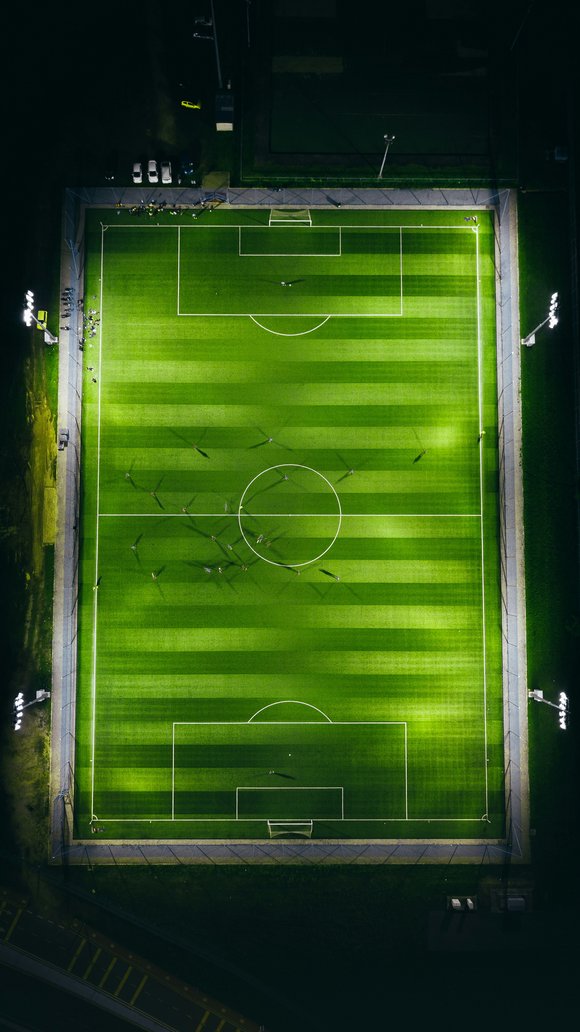 Ein Fußballfeld aus der Vogelperspektive