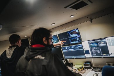 Das Team von Oeins prüft die Livebilder im Übertragungswagen.