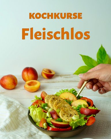 Eine Hand nimmt sich etwas aus einem vegetarischen Gericht mit Pfirsichen, Salat und Tempeh.