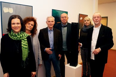 Claus Wettermann und Jens Springhorn mit Melanie Wichering (Bildungsmanagement Kunst & Kultur, VHS), Petra Jaschinski, Martina van de Gey (BBK Oldenburg) und Horst Wilms (Freundeskreis BBK) bei der Ausstellungseröffnung. Bild: VHS Oldenburg.