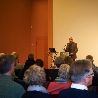 Michel Abdollahi während seines Vortrags. Bild: VHS Oldenburg