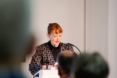 Susanne Götze während des Vortrags. Bild: VHS Oldenburg
