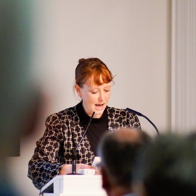 Susanne Götze während des Vortrags. Bild: VHS Oldenburg