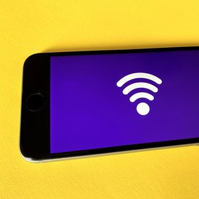 Ein Smartphone mit einem WLan Symbol