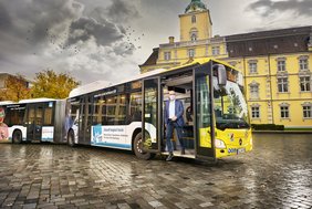 Andreas Gögel steigt aus dem VHS-Bus. Bild. Volker Kunkel Fotografie.