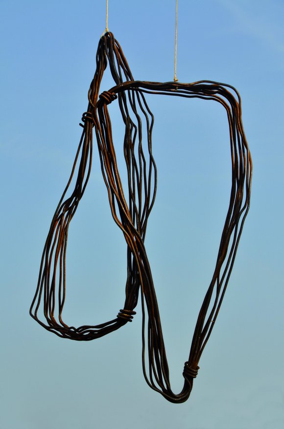 „Linien“, (2011, Eisen, 85 x 44 x 11 und 85 x 40 x 12) – Bild: Renate Ruck