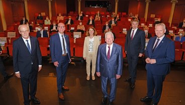 Andreas Gögel, Franz-Josef Sickelmann und die Ehrengäste vor dem Punlikum im Großen Haus. Bild: Markus Hibbeler.