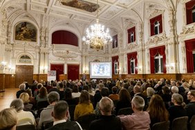 Blick über die Gäste im Schloss. Bild: Andreas Burmann.
