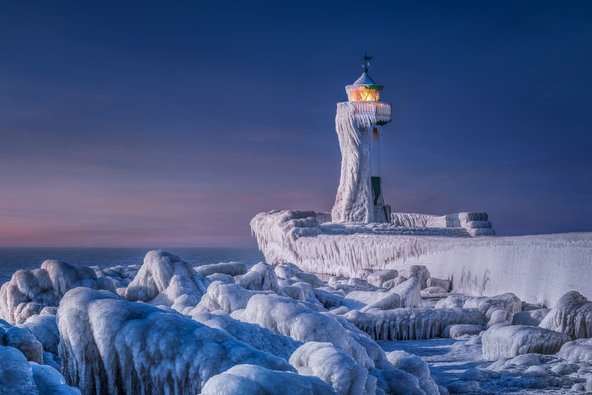 Ein Leuchtturm vollkommen vo Eis bedeckt. Bild: Frozen Lighthouse von Manfred Voss.