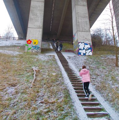 Teilnehmer*innen der Jugendwerkstatt LUPO auf einer Brücke.