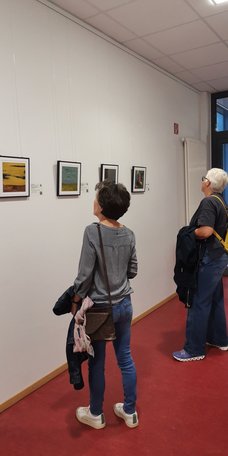 Gäste in der Ausstellung.