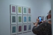 Gäste in der Ausstellung. Bild: VHS Oldenburg.