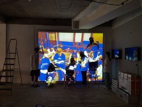 Bild: VHS Oldenburg Die Teilnehmer beim Malen des Plakats. Bild: VHS Oldenburg