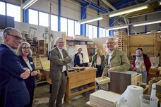 Führung durch die Holzwerkstatt. Bild: Eiko Braatz