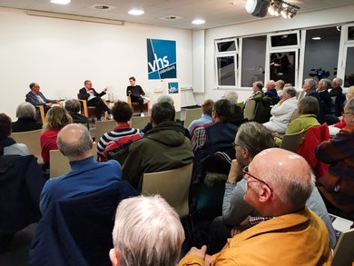 Die Podiumsdiskussion. Bild: VHS Oldenburg.