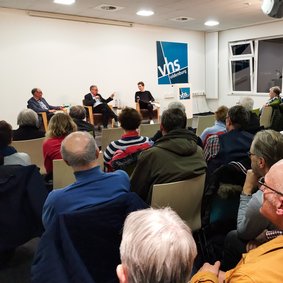 Die Podiumsdiskussion. Bild: VHS Oldenburg.