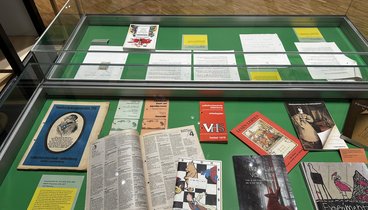 Eine Vitrine mit alten Programmheften der VHS Oldenburg. Bild: VHS Oldenburg