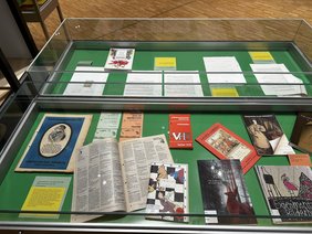 Eine Vitrine mit alten Programmheften der VHS Oldenburg. Bild: VHS Oldenburg