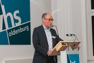 Geschäftsführer Andreas Gögel begrüßt die Gäste im LzO Forum. Bild: VHS Oldenburg.