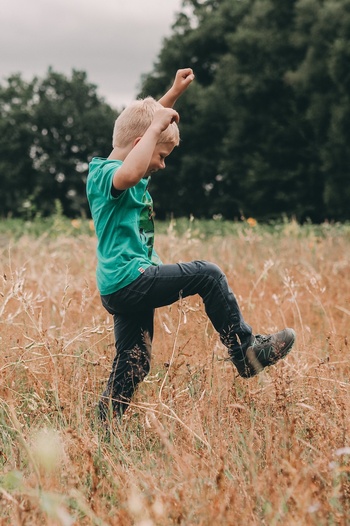 Bild: Britta Nagel Ein Junge springt durch ein Kornfeld.