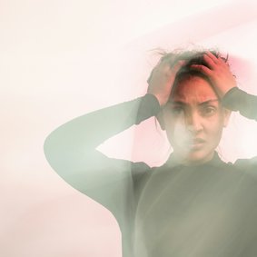 Eine Frau rauft sich die Haare