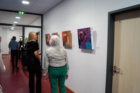 Bild: VHS Oldenburg Gäste in der Ausstellung. Bild: VHS Oldenburg