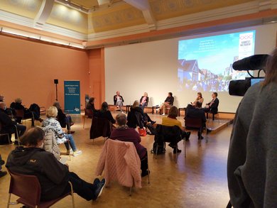 Die Podiumsdiskussion. Bild: VHS Oldenburg.