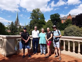 Mitglieder der ABC-Selbsthilfegruppe Oldenburg mit Jutta Stobbe und Achim Scholz be strahlendem Sonnenschein am Teich im Schlossgarten. Bild: ABC-Projekt.